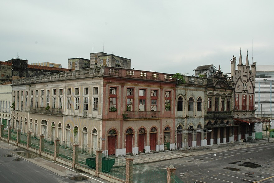 Casarões no entorno do porto em Manaus