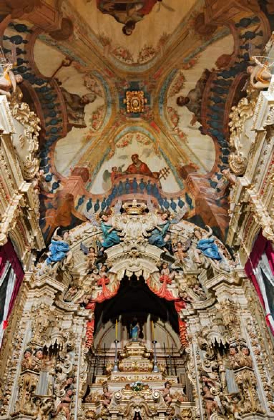 Altar e teto da Igreja de Santa Efigênia