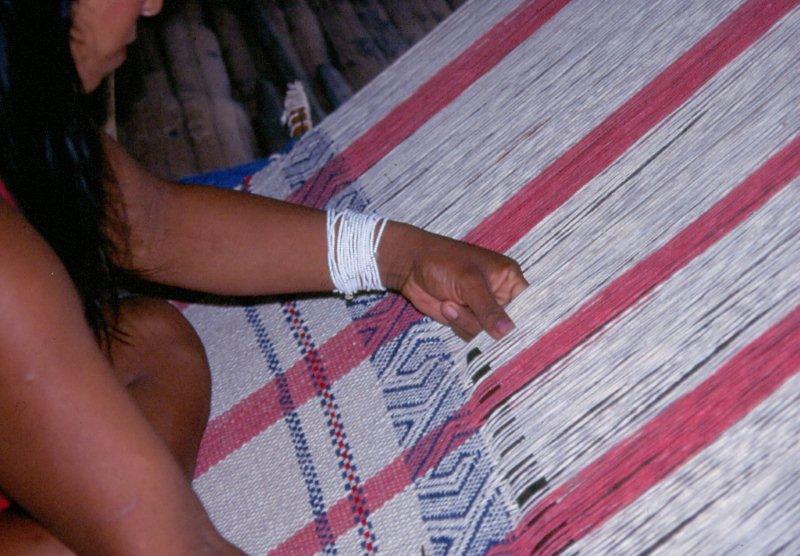 O Kene é o nome que se dá aos desenhos geométricos aplicados à cerâmica, tecelagem, arte em palha, miçanga e ainda à pintura corporal do povo Huni Kuĩ, o maior grupo indígena do Acre.