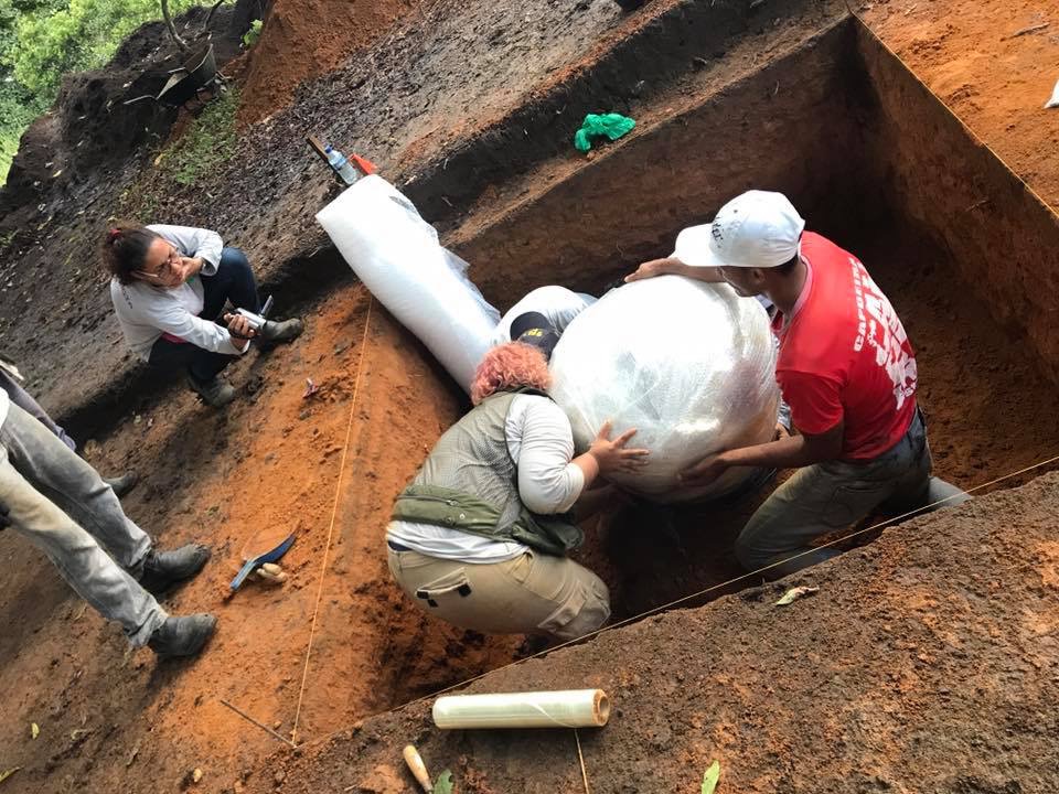 Salvamento de urna funerária na Serra da Barriga (AL)