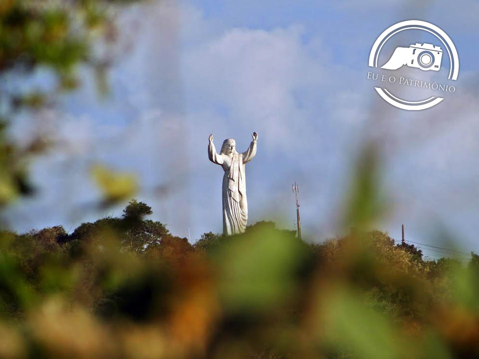 Vista do Morro da Glória e sua respectiva estátua - Laguna, Santa Catarina