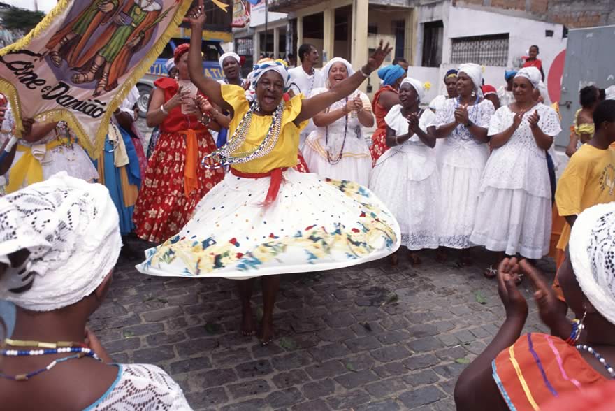 Samba de Roda Raízes de Angola, em São Francisco do Conde, durante festa de Cosme e Damião