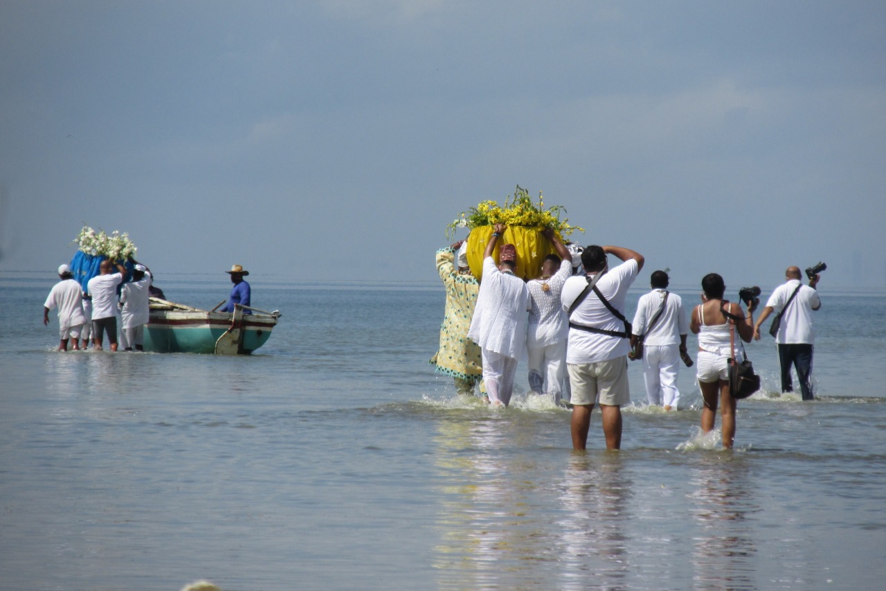 Um dos momentos marcantes da cerimônia religiosa do Bembé do Mercado é a entrega dos presentes na praia de Itapema, em Santo Amaro (BA)