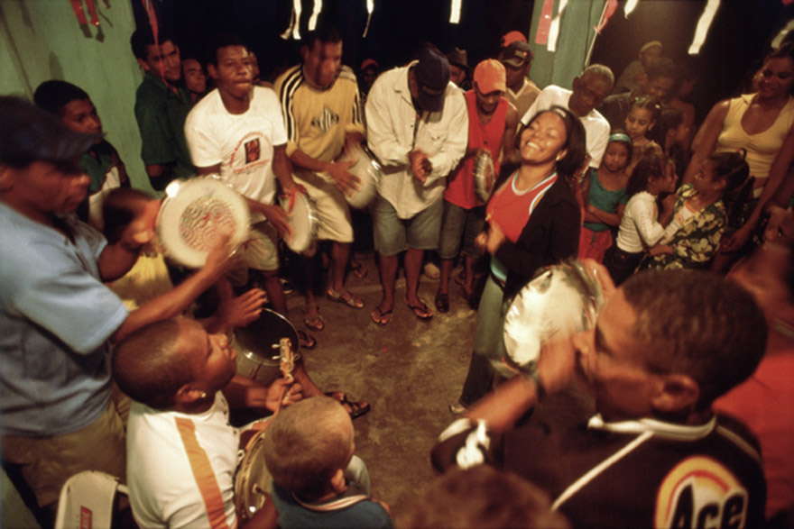 O Samba de Roda é uma expressão muito forte nas comunidades de periferia no Recôncavo Baiano e ajuda a formar o espírito identitário popular