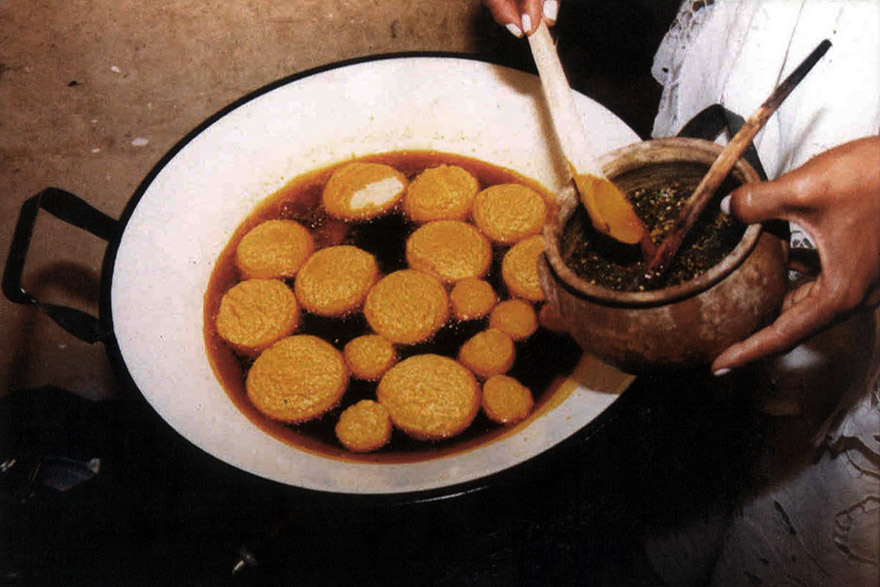 Após seu preparo, os bolinhos do acarajé são fritos em azeite de dendê, adquirindo um aroma e gosto inconfundíveis.