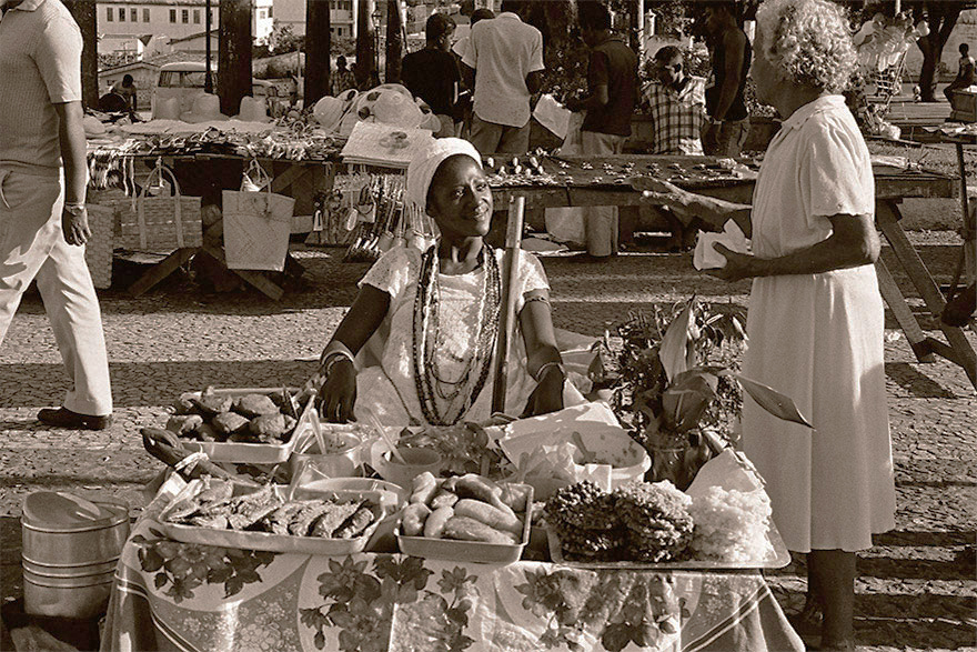 A baiana de acarajé é um dos símbolos da ancestralidade africana na culinária brasileira.
