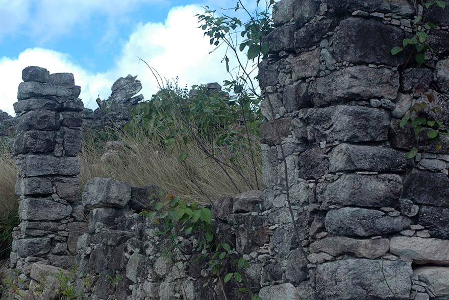 Ruínas da cidade de pedra Igatu (BA)