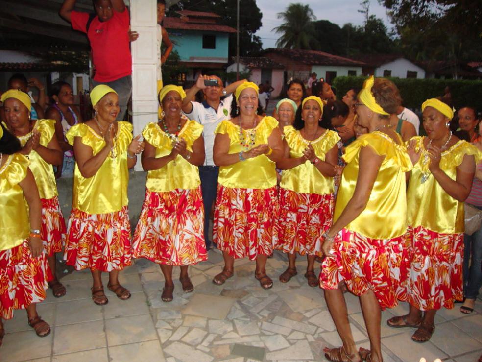 Apresentação do Samba de roda “Voa Voa Maria” na inauguração do ponto de leitura Tia Dazinha.