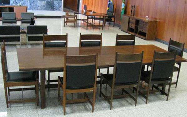 Mesa de conferência utilizada pelo presidente Juscelino Kubistchek está sendo restaurada por alunos do Instituto Federal de Brasília, em acordo assinado como Iphan