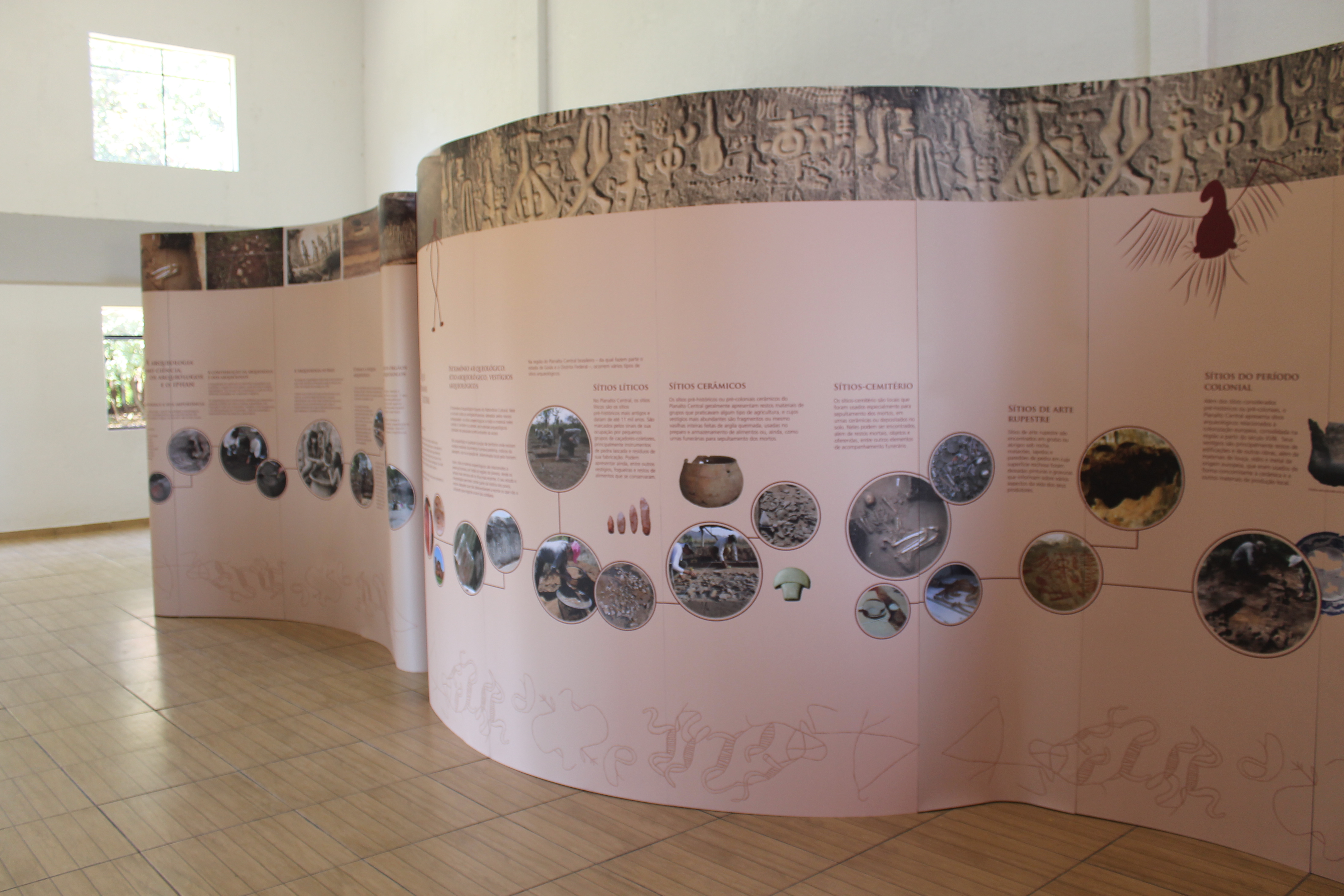 Painel da exposição o Iphan e o Patrimônio Arqueológico do Planalto Central.
