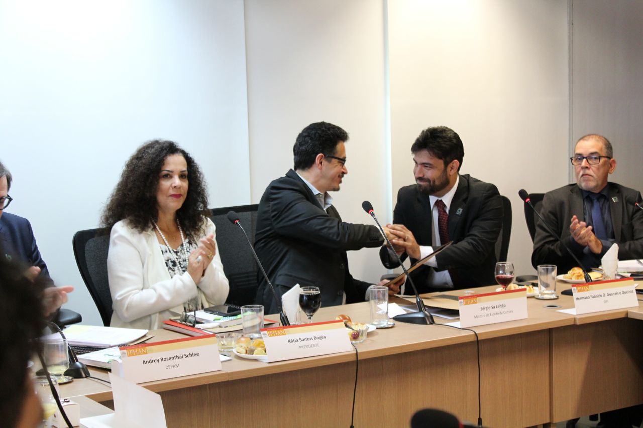 Ministro da Cultura, Sérgio Sá Leitão, recebeu do diretor de Patrimônio Imaterial a II Carta de Fortaleza