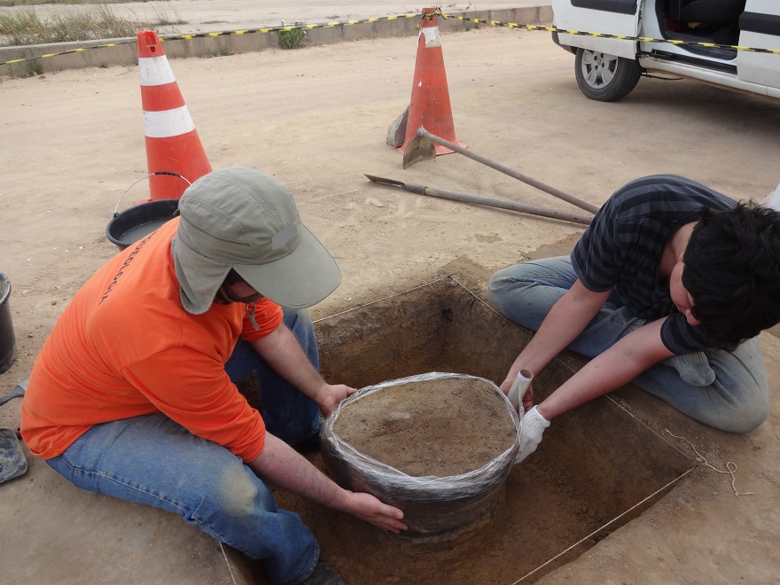 Escavação emergencial realizada pelos técnicos do Iphan em São Mateus, para retirar uma urna funerária da via pública, 2016.
