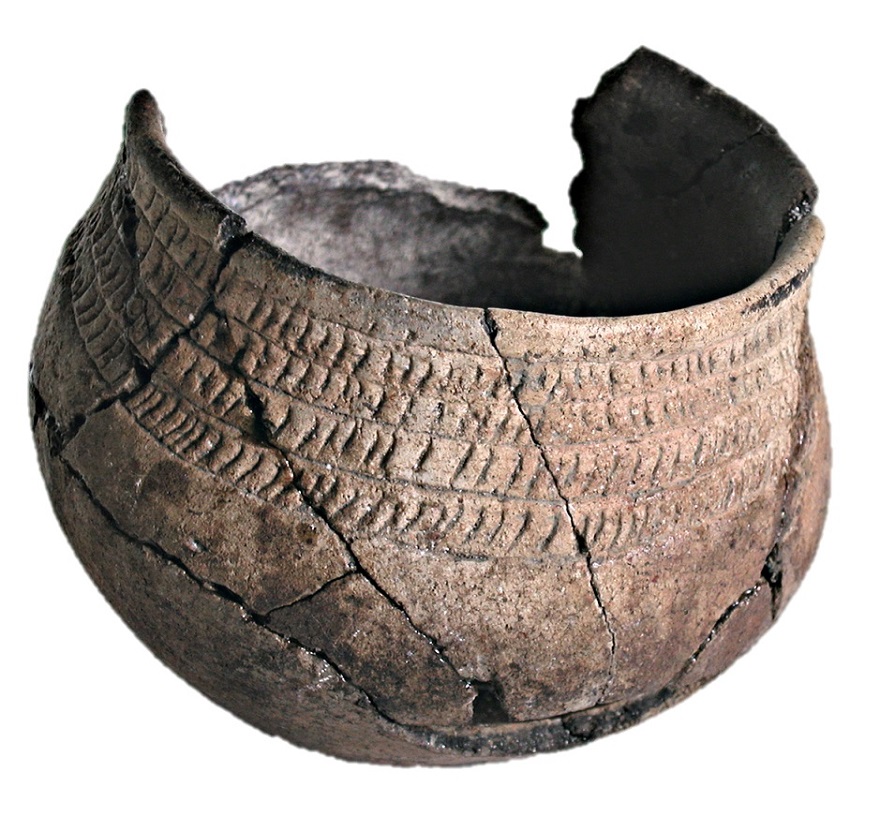 Vasilha cerâmica com decoração corrugada, proveniente de Itaúnas (ES), salvaguardada na Reserva Técnica do Iphan - ES