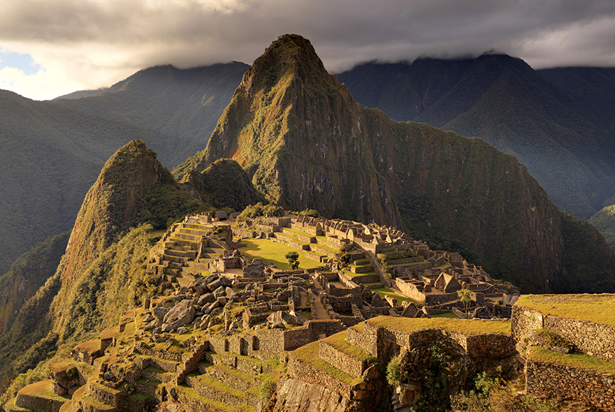 No encontro do Andes peruanos e da Bacia Amazônica, o Santuário Histórico de Machu Picchu é uma das maiores realizações arquitetônicas e artísticas da civilização Inca