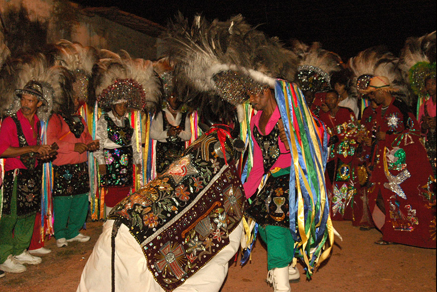 A tradição do Bumba-meu-boi estabelece um calendário de eventos relacionados à mística e à história da celebração; passamos pelo batismo, guarnicê, la vai e outros, até a despedida