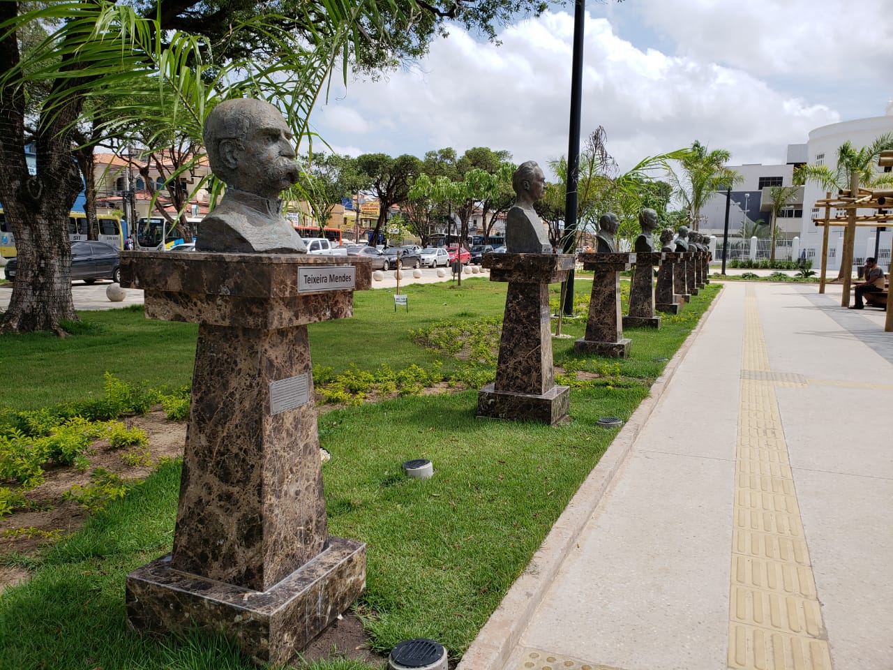 Bustos retornam à Praça Panteon, em São Luís (MA)