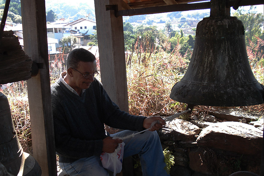 O sineiro Jair Eustáquio, de Sabará-MG, vive empenhado em preservar a refinada arte de toque de sinos