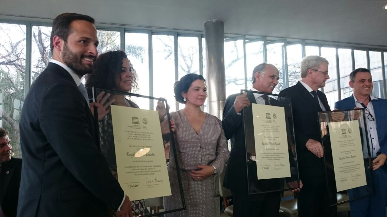 Entrega do certificado de Patrimônio Mundial para o Conjunto Moderno da Pampulha. Ministro da Cultura, Marcelo Calero, presidente do Iphan, Kátia Bogéa e outros