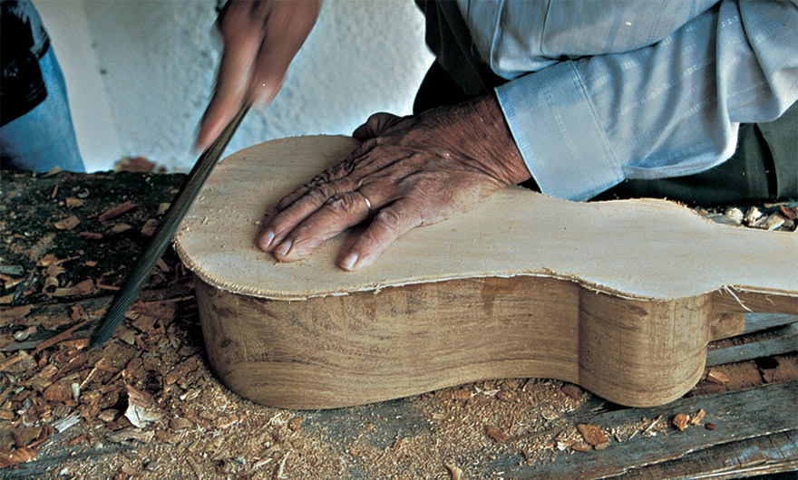 Os materiais usados para a confecção da viola de cocho, esculpida em uma peça integral de madeira, incluem o fio de algodão e a tripa de animais, entre outros.