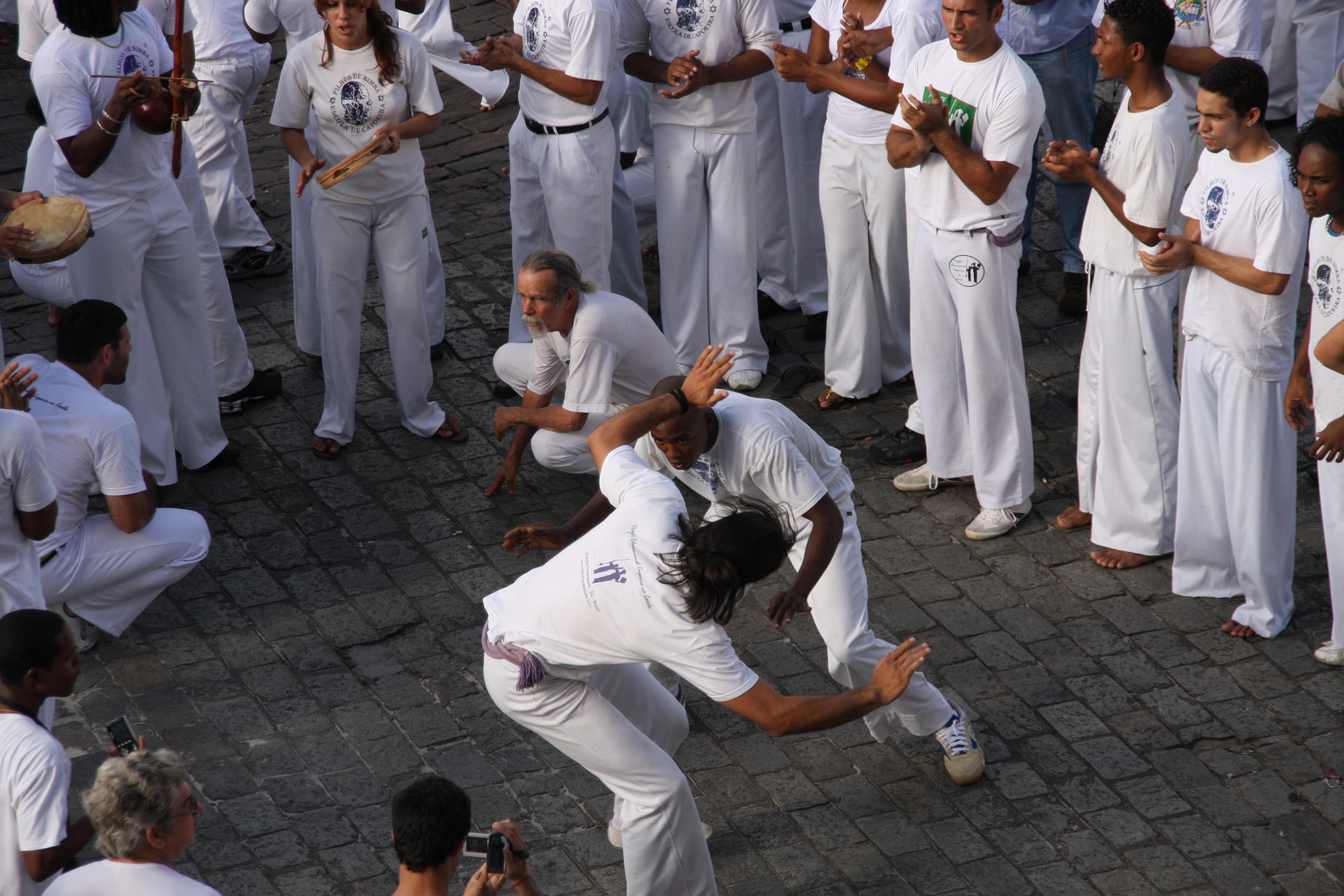 Expressão cultural presente em todo o Brasil, na Roda de Capoeira são batizados os iniciantes e formados os grandes mestres.