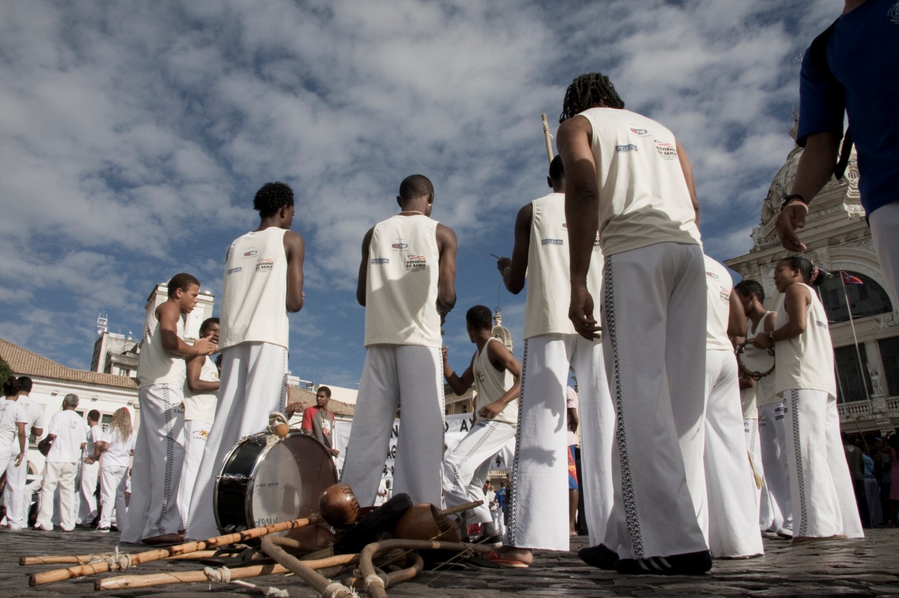 Na Roda de Capoeira se expressam o canto, o toque, a dança, os golpes, o jogo, a brincadeira, os símbolos e rituais de herança africana recriados no Brasil