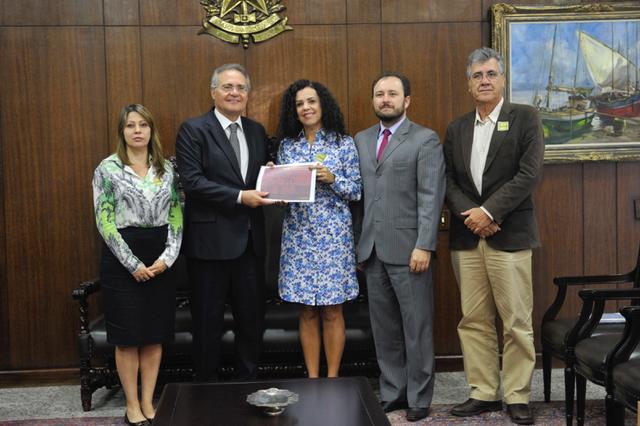 Renan Calheiros recebe a presidente do Iphan, Kátia Bogéa com a assessora parlamentar, Rachel Marques, o diretor do PAC Cidades Históricas, Robson de Almeida, o superintendente do Iphan Mario Barreto.