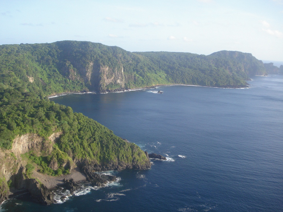 Montanhas de uma cordilheira vulcânica formaram o arquipélago de Fernando de Noronha (PE) com ilhas, rochedos e ilhotas.