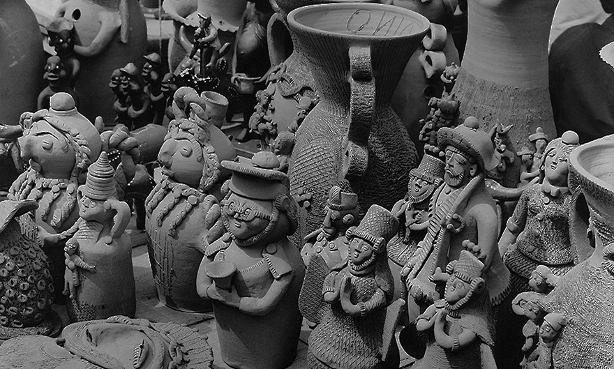 O artesanato de barro é um dos mais característicos na Feira de Caruaru, reunindo utilitários e figuras do imaginário popular.