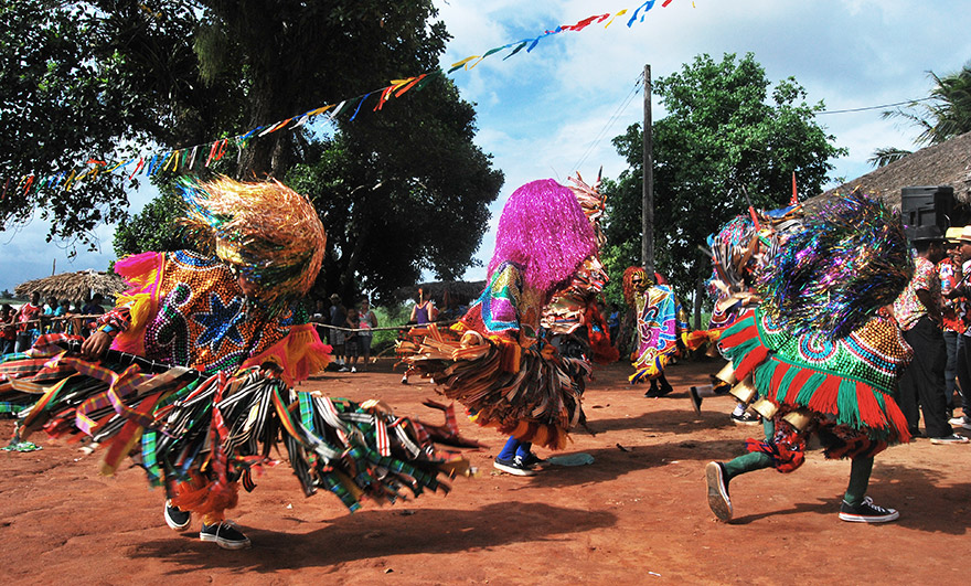 O baque solto está associado à forte musicalidade da região canavieira, em Pernambuco, entremeado pelo improviso e a rica coreografia dos arreiamás, caboclos e baianas
