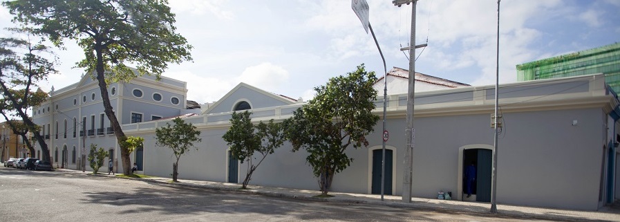Fachada restaurada, na Rua do Apolo, 235, em Pernambuco