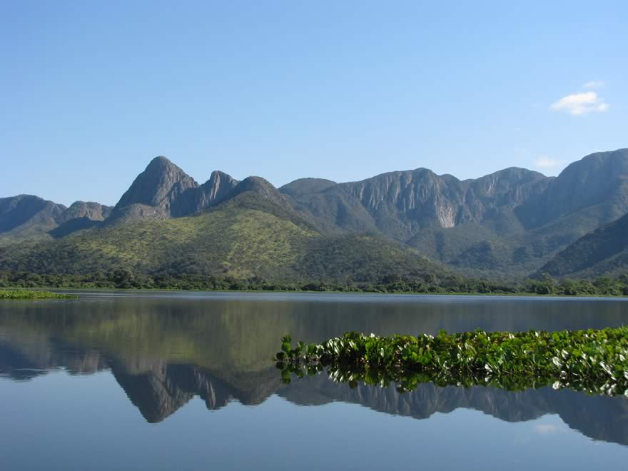 REG_Pantanal_planicie_alagada_e_montanhas