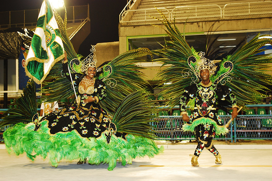 Nos desfiles durante o Carnaval a Porta-Bandeira e o Mestre-Sala são os representantes que trazem os símbolos da agremiação e mostram o requinte e estilo do samba daquela escola