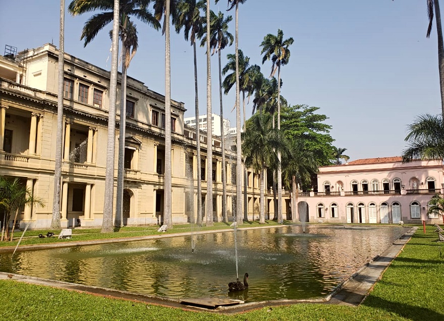 Ao redor do espelho d'água se acomodam o prédio administrativo do Itamaraty, à esquerda, e o Palácio original, no canto direito.