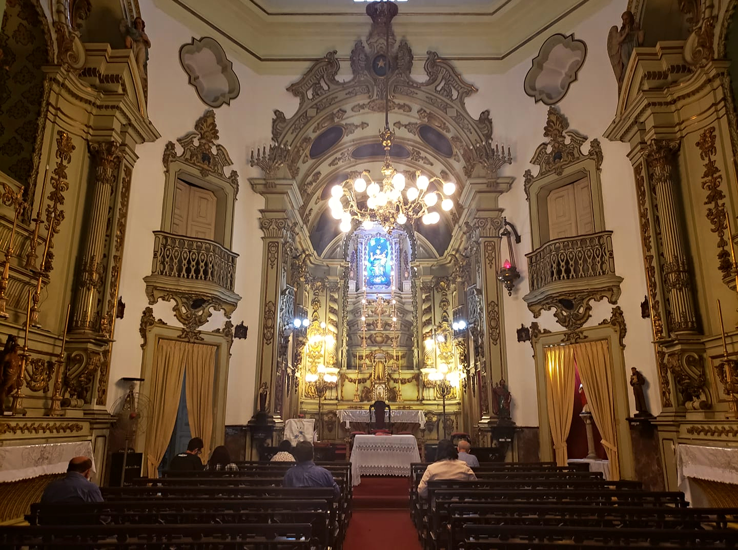 Na sacristia encontra-se parte de móveis que Frei Domingos da Conceição fez para a sacristia do Mosteiro de São Bento.