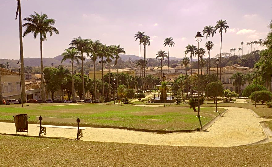 Cartão-postal da cidade, a Praça Barão de Campo Belo é rodeada por uma série de prédios históricos.