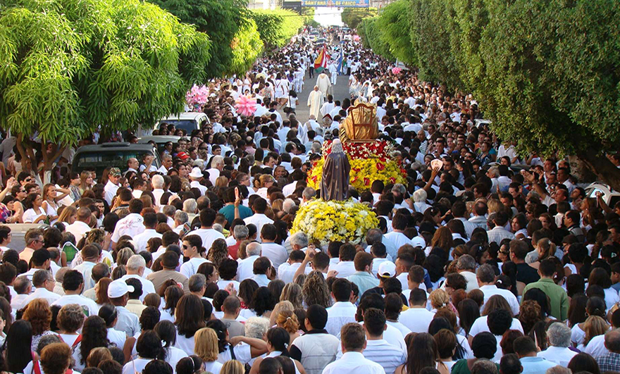 A Festa de Sant\\\'Ana do Caicó é uma celebração que envolve muitos rituais, entre peregrinações, cavalgadas, encontro de imagens e o popular o Beija, eventos singulares no Seridó
