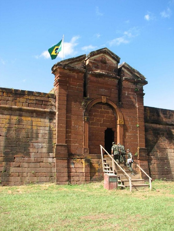 O Forte de Príncipe da Beira, em Costa Marques (RO), é considerado a maior edificação militar portuguesa construída fora da Europa no Brasil Colonial.