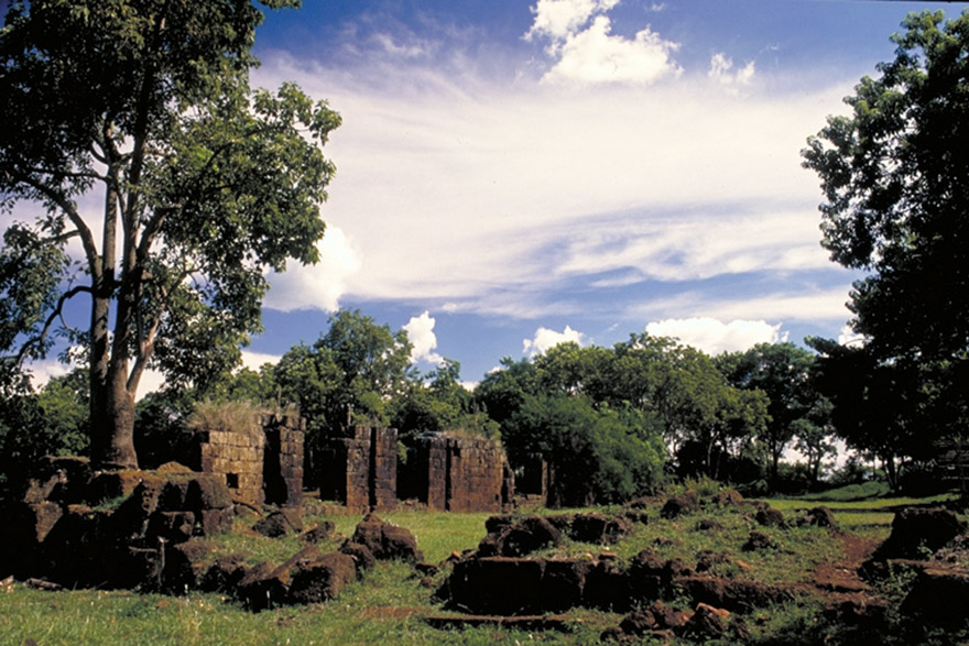 O Sítio Arqueológico São Miguel Arcanjo abriga o lugar chamado Tava, denominação atribuída pelos Guarani Mbyá ao local de origem de seu povo, onde viveu e deixou suas marcas