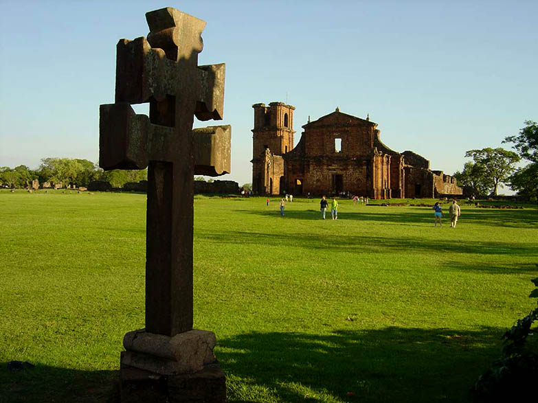 Cruz Missioneira e ruínas da Igreja de São Miguel em São Miguel das Missões (RS)
