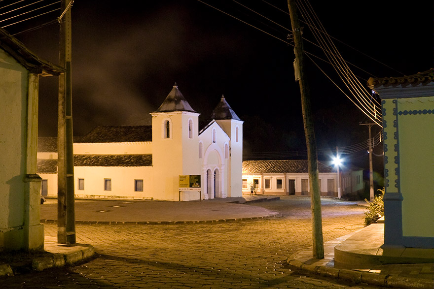A Praça da Matriz à noite, com a Igreja de Nossa Senhora de Natividade após as obras de reforma pelo Iphan. Foto: Carlos Café