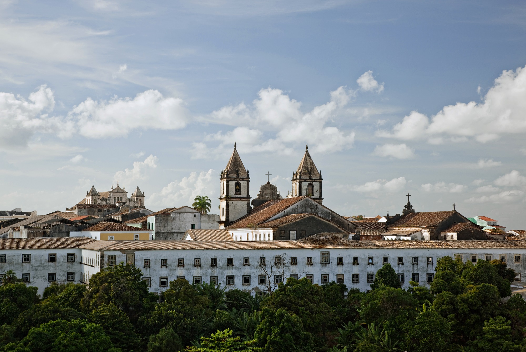 A Igreja de São Francisco (Salvador/BA) - erguida entre os séculos XVII e XVIII - é uma das mais ricas expressões do barroco brasileiro.
